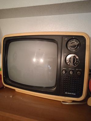 Mini televisor en blanco y negro 5.5” con radio AM y FM. Adaptador