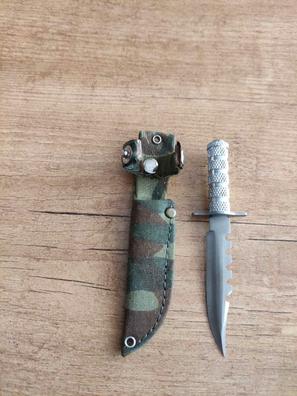Un cuchillo militar moderno y una funda de plástico para él las