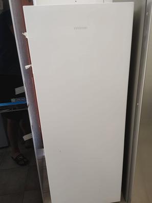 Congelador vertical con tecnología No Frost y una capacidad de 380 litros  color inox Infiniton