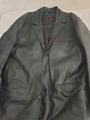 Vendo chaqueta de cuero renatto de segunda mano para hombre