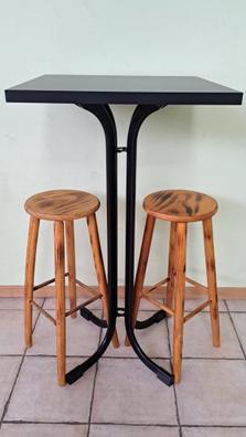 Mesa alta cuadrada de 70x70 cm. de madera color roble y patas metálicas  negras, barata y funcional.