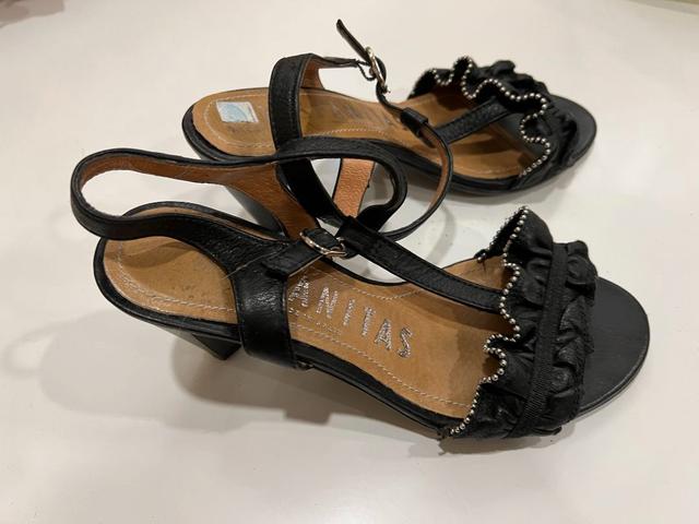 Sandalias negras online hispanitas