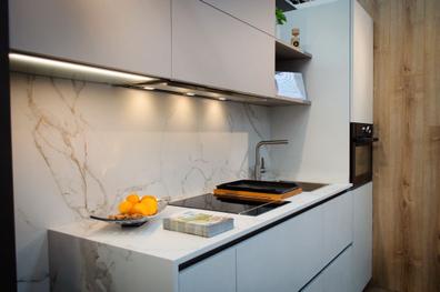 Una cocina moderna, funcional y completa con muebles de líneas curvas -  Foto 1