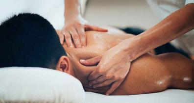 Masajistas manos haciendo reflexología masaje de pies a un cliente en el  centro de spa masaje relajante spa corporal