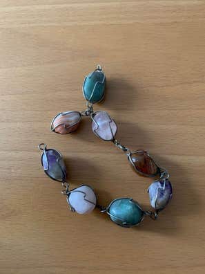 Piedras naturales y bisutería de mano barata en Alicante |