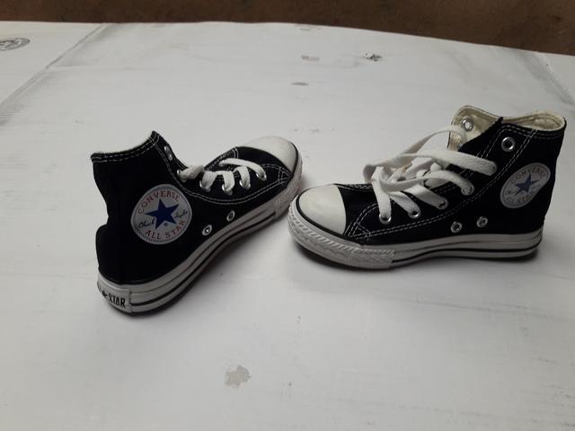 Converse negras nuevas hot sale