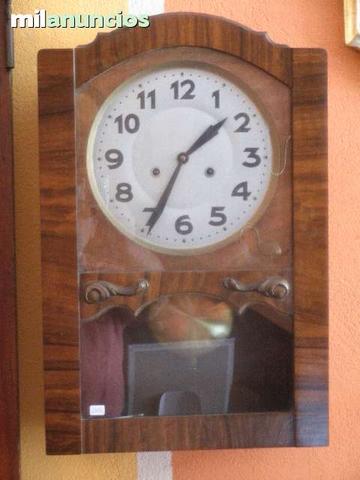 Milanuncios - Antiguo reloj de pared caja nogal
