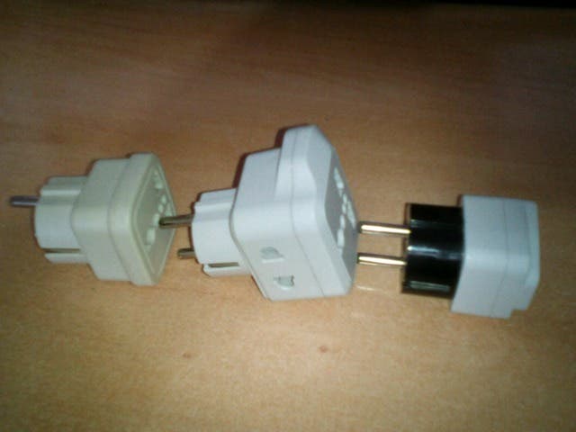 - adaptador enchufe europeo , americano