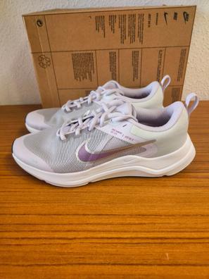 Zapatillas nike mujer blancas hotsell y doradas