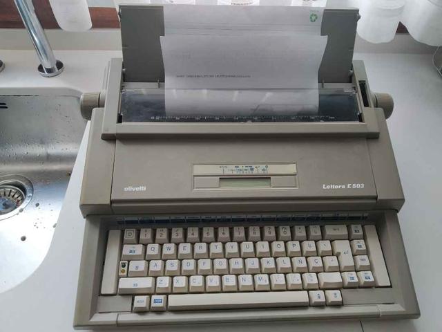 Máquina de escribir Olivetti eléctrica 