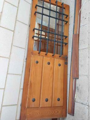 Puerta corredera realizada con un tablón macizo de madera, el