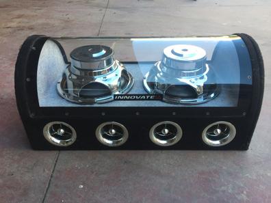 Car audio, altavoces de coche, subwoofer y accesorios para tuning. fondo  blanco.