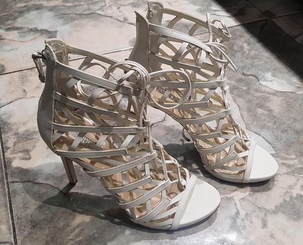 Sandalias doradas online guess