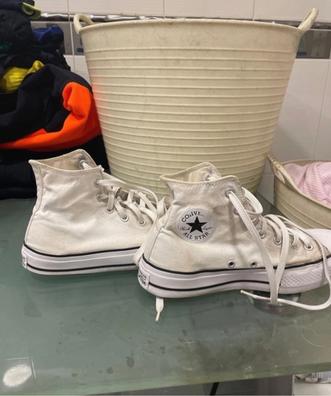 Converse blancas con letras clearance rojas