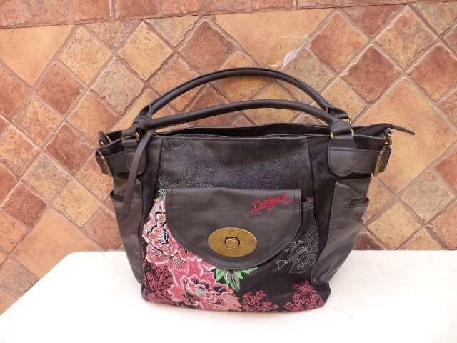 Bolso desigual negro discount tachuelas