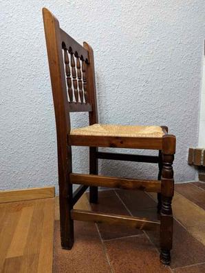Elegante sillón único y de madera rústica.