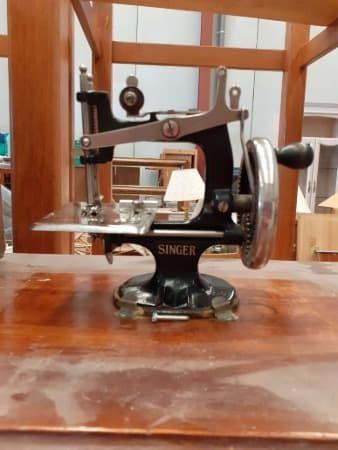 Milanuncios - Maquina de coser con mueble singer