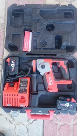 - Taladro a batería Milwaukee