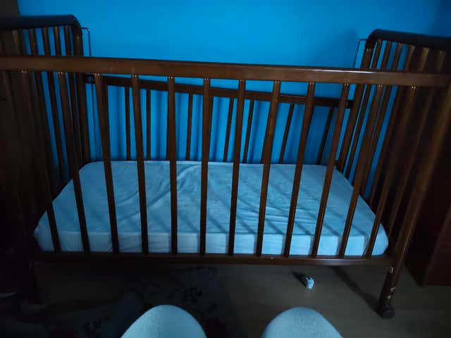 Milanuncios - Cuna de madera marrón con colchón