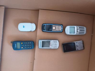 un conjunto de teléfonos antiguos con botones de diferentes