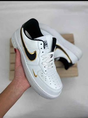 Zapatillas de deporte negras y doradas Air Force 1 '07 LV8 de Nike