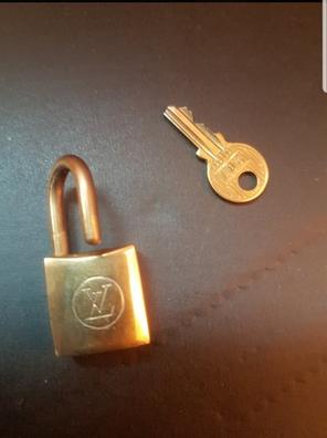 Candado Louis Vuitton de segunda mano por 50 EUR en Barcelona en WALLAPOP