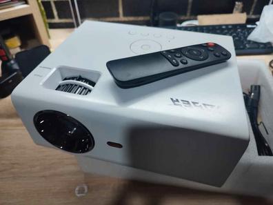 Video proyector LED hasta 150 pulgadas, contraste 3000:1. Conexiones HDMI,  USB, incluye entrada de antena.