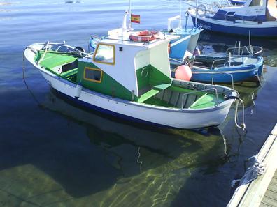 Un Pequeño Bote De Pesca Atado A Un Bouy De Amarre En España Fotos