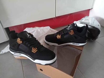 Jordan retro 4 discount negras y doradas