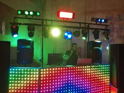 Cabina DJ y torres iluminadas 