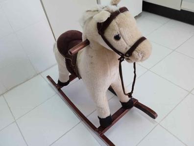 El caballito balancin Leon es de peluche y base de madera