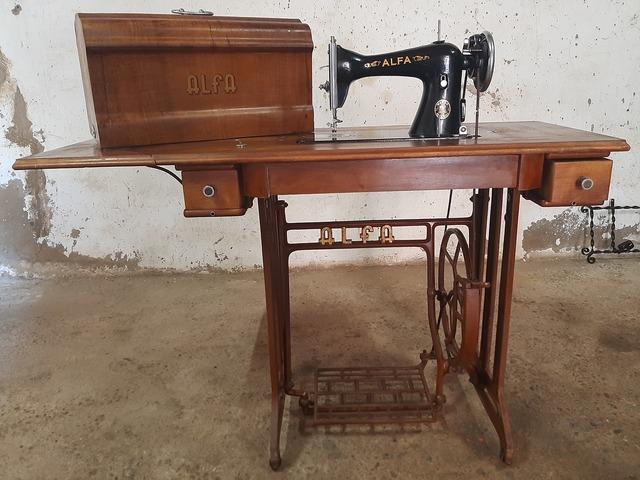 Agresivo Sudamerica Caducado Milanuncios - Máquina de coser antigua Alfa -de pedal-