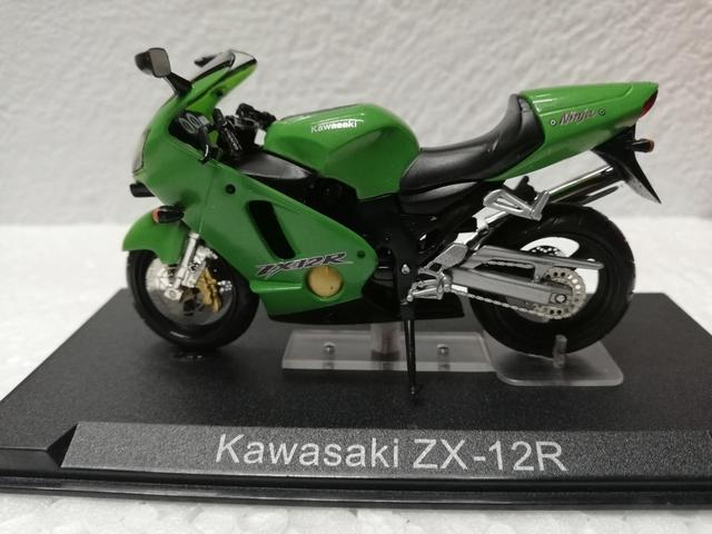 MOTO KAWASAKI Z900 -01 , Reloj en modela miniatura