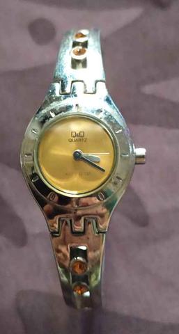 Reloj q&q cheap base metal bezel