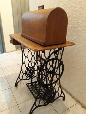 Máquina de coser antigua. Marca Singer. Años 30. Mesa hierro personalizada.  Mobiliario de época en alquiler.