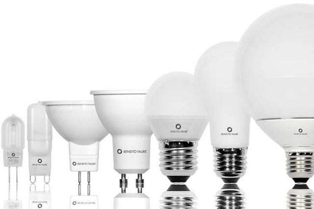 Ocho bombillas y lámparas LED recargables con energía solar para ahorrar en  la factura de la luz