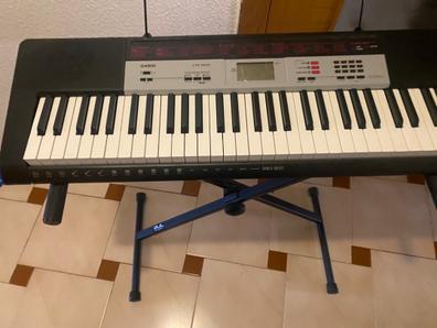 Teclado piano digital + Soporte + Silla + Funda. de segunda mano por 250  EUR en Barcelona en WALLAPOP