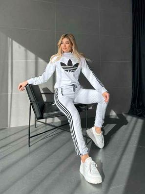 Tienda De Ropa Deportiva. Mujer En Forma De Tracksuit. Mujer