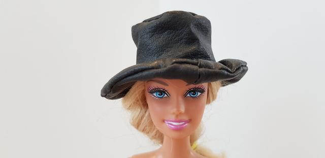 Barbie con online sombrero