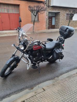 Moto Clásica con un parabrisas de protección y casco de seguridad