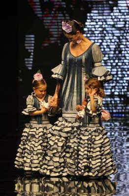 Falda cola flamenca y complementos de segunda mano barata | Milanuncios