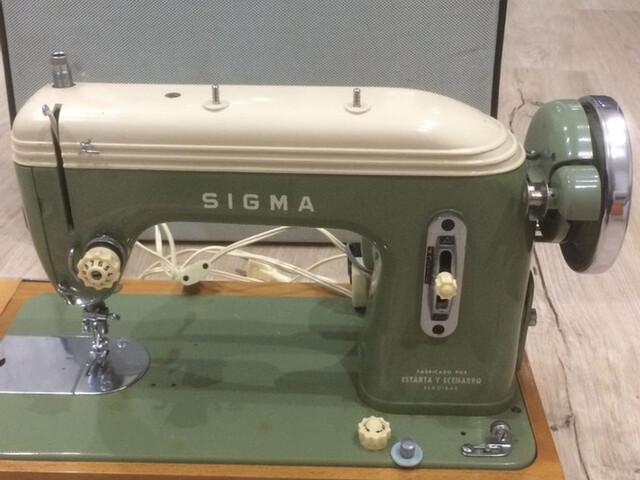 Máquina de coser con mesa Sigma