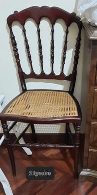 Pareja de sillones de madera de caoba con asientos de rejilla de