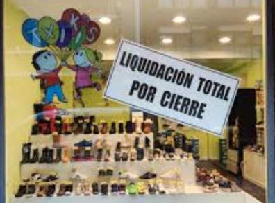 Venta de zapatillas de deporte por cierre de tienda sale