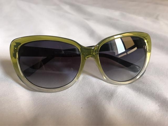 - gafas de montura verde