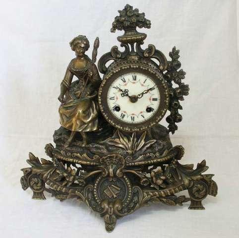 Reloj de cuerda antiguo de mesa sale