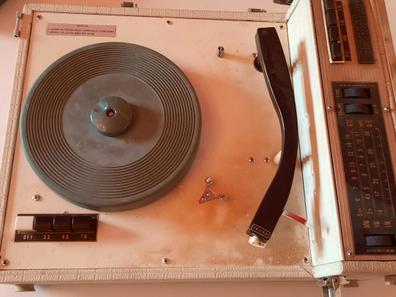 Antiguo tocadiscos portátil, discos de vinilo, soporte de juego