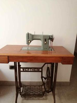 Manual Seeing Macine Tan pequeña que cabe en la palma de tu mano. Maquina  de coser manual. Tiene un soporte y una heramienta de insercion de…