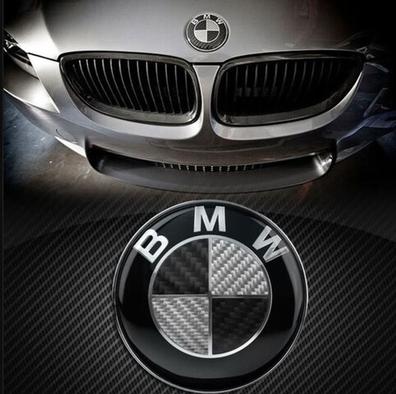 Emblema BMW 82 MM Blacno/Negro Performance (para capó/maletero