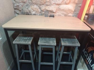 Conjunto de mesa de barra, con 2 taburetes de madera y estructura de hierro